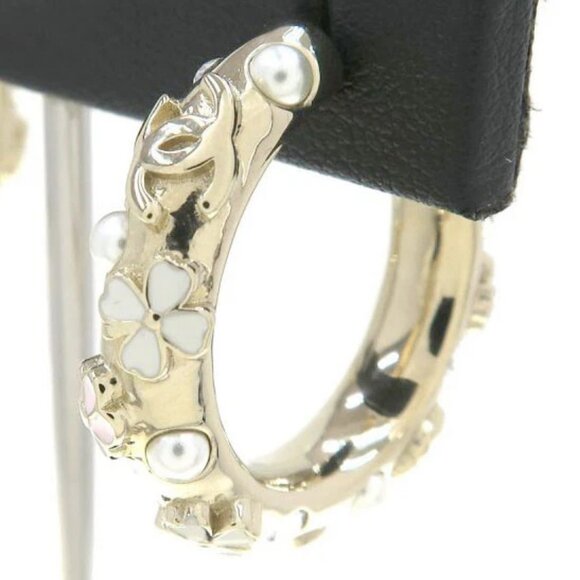 CHANEL CC Rhinestone Pearl Clover Camellia Hoop Earrings Gold Tone B22S Auth D-r - Picture 4 of 9